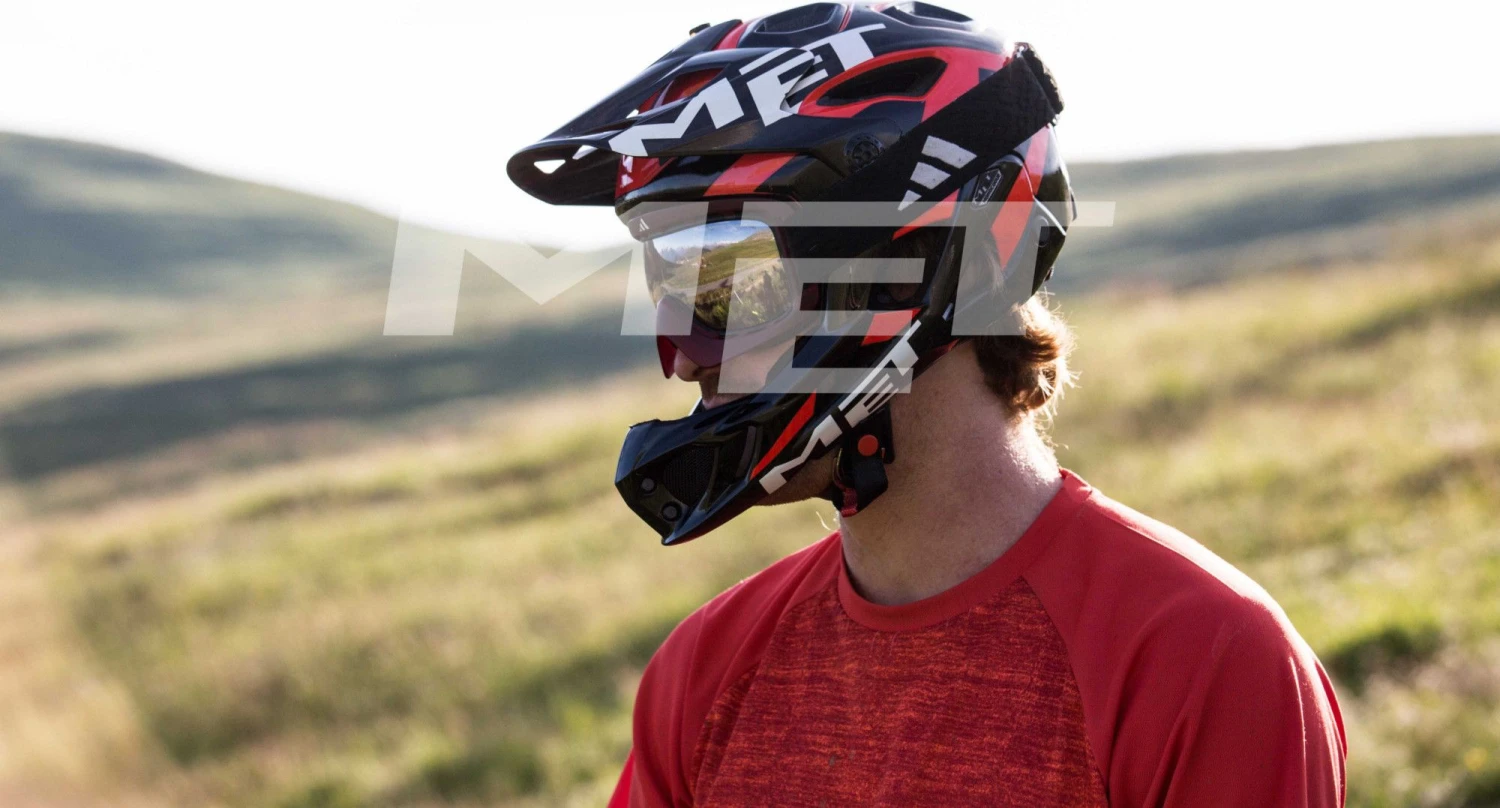 MET PARACHUTE Helmet Black Red 2 MET PARACHUTE Helmet Black Red - Image 2