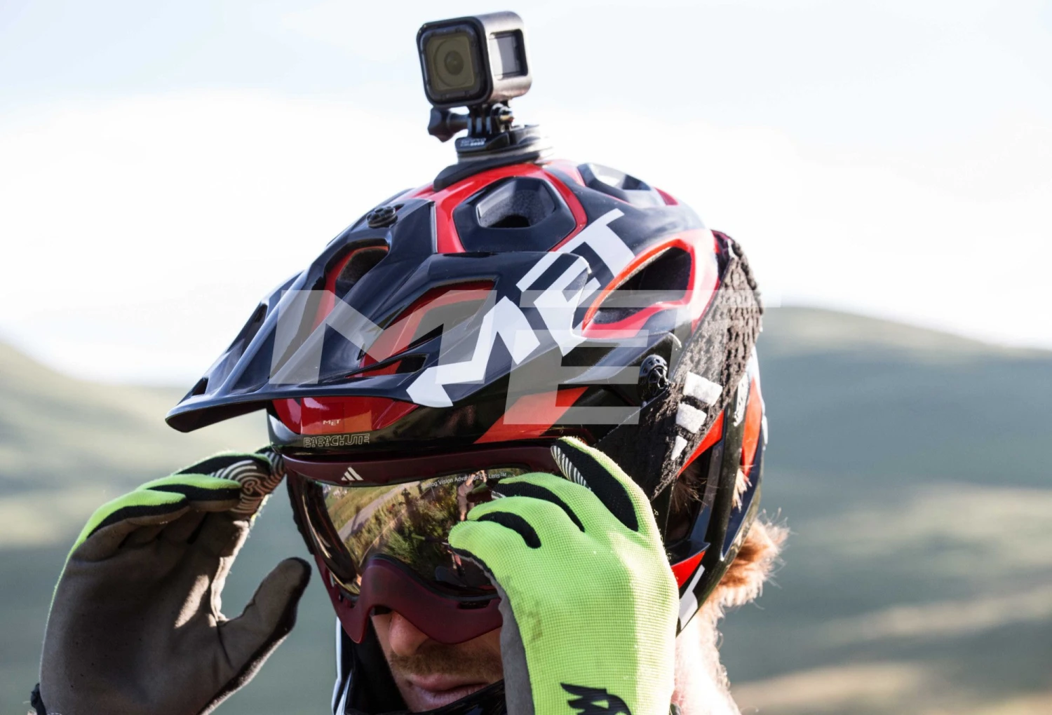 MET PARACHUTE Helmet Black Red 4 MET PARACHUTE Helmet Black Red - Image 4